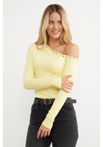 Kuşgözü Detaylı Tek Omuz Bluz fırsatları