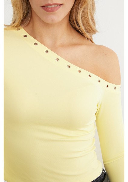 Kuşgözü Detaylı Tek Omuz Bluz indirimleri