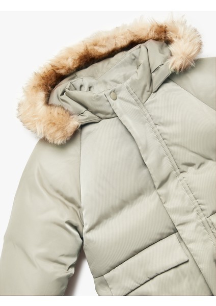 Uzun Kollu Cepli Peluş Detaylı Kapşonlu Şişme Mont modelleri