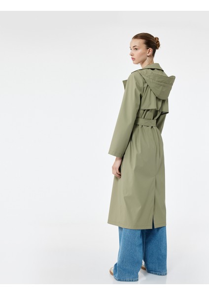 Düğmeli Kemer Detaylı Kruvaze Yaka Çıkarılabilir Kapüşonlu Uzun Trençkot modelleri