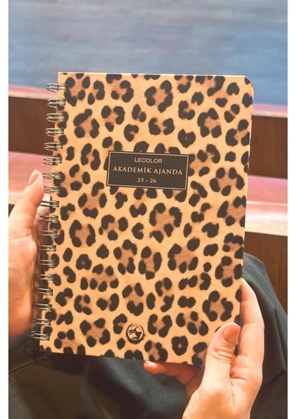 Akademik Ajanda + 240 Syf A5 Kareli Defter + 2100 Sticker + 10 Metal Klips + Kalem Kutu + Kalem + Kitap Ayracı + Takvim fiyatları