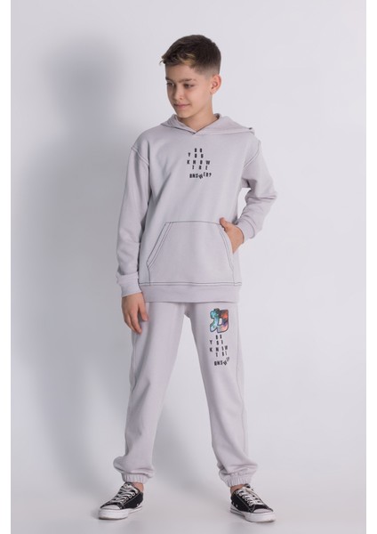 Erkek Çocuk Kapüşonlu Eşofman Takımı Ön ve Sırt Baskılı Cepli Rahat Kalıp