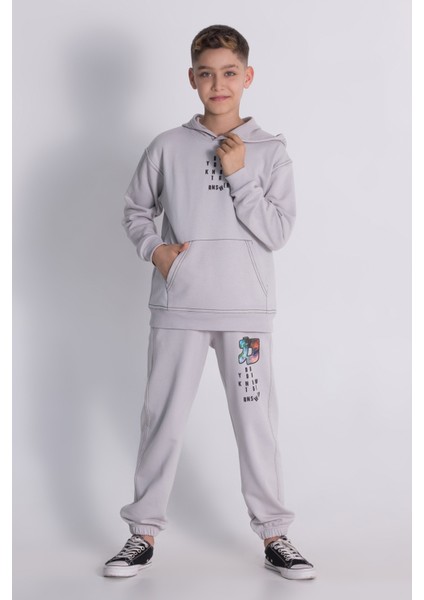 Erkek Çocuk Kapüşonlu Eşofman Takımı Ön ve Sırt Baskılı Cepli Rahat Kalıp modelleri