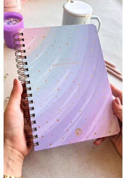 Akademik Ajanda + 240 Syf A5 Kareli Defter + 2100 Sticker + 10 Metal Klips + Kalem Kutu + Kalem + Kitap Ayracı + Takvim fiyatları