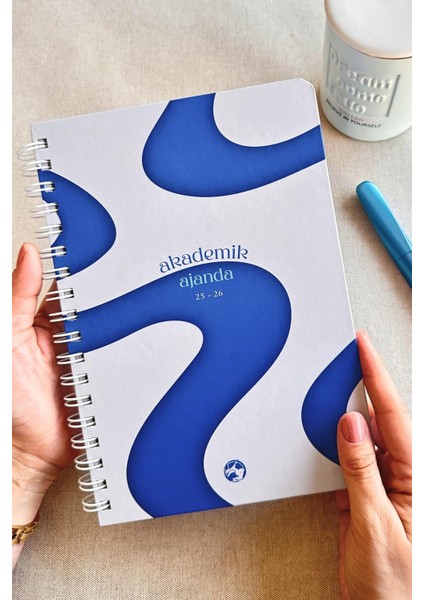 Akademik Ajanda + 240 Syf A5 Kareli Defter + 2100 Sticker + 10 Metal Klips + Kalem Kutu + Kalem + Kitap Ayracı + Takvim fiyatları