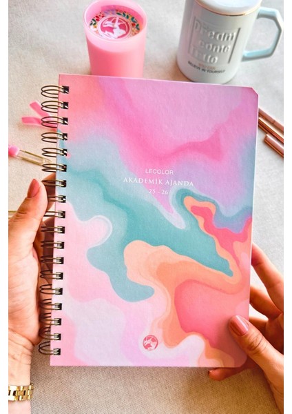 Akademik Ajanda + 240 Syf A5 Kareli Defter + 2100 Sticker + 10 Metal Klips + Kalem Kutu + Kalem + Kitap Ayracı + Takvim fiyatları