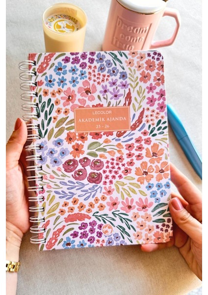 Akademik Ajanda + 240 Syf A5 Kareli Defter + 2100 Sticker + 10 Metal Klips + Kalem Kutu + Kalem + Kitap Ayracı + Takvim fiyatları