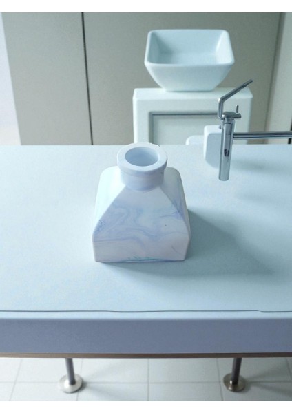 Homemade Dekoratif Obje Mavi Desenli Taş Vazo Kare Tabanlı ve Köşeli Yapı