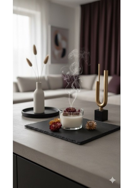 Çiçek Tasarımlı Sandal Ağacı Kokulu Dekoratif Mum – %100 Doğal Soya Wax, El Yapımı, 240 gr