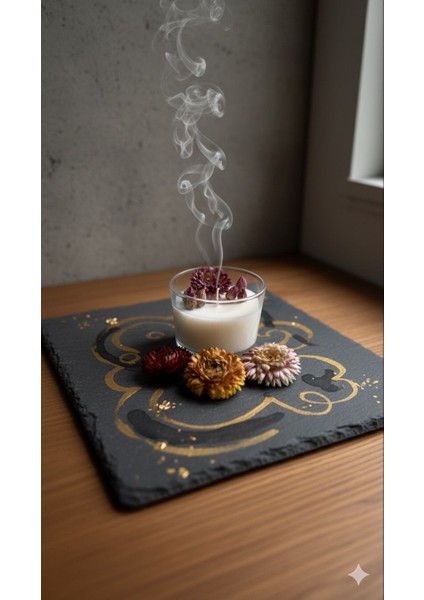 Çiçek Tasarımlı Sandal Ağacı Kokulu Dekoratif Mum – %100 Doğal Soya Wax, El Yapımı, 240 gr fiyatları