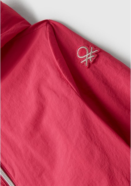 Kız Çocuk Fuşya Simli Logo Detaylı Cepli Kapüşonlu Jarse Yağmurluk modelleri