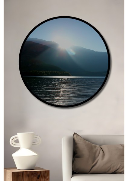 Çerçeve Görünümlü Güneşin Altın Işığında Dağlar ve Göl Manzarası Ahşap Ofis Yuvarlak Tablo