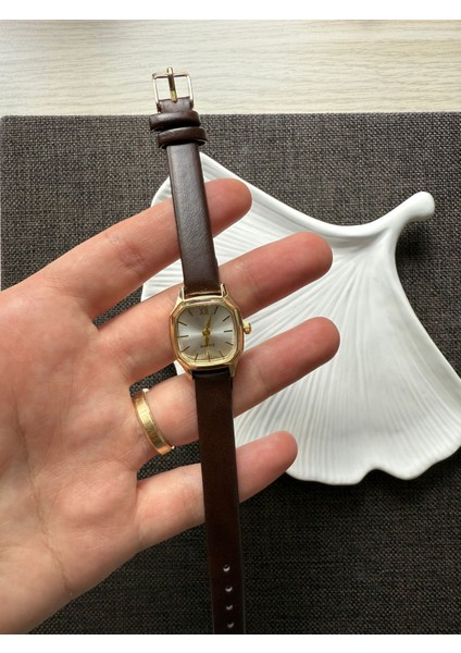 Retro Minimal Deri Kordon Vintage Kadın Kol Saati modelleri