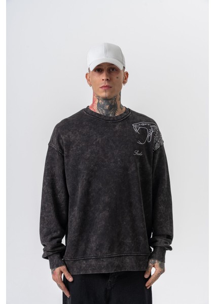 Erkek Snake Nakışlı Yıkamalı Bisiklet Yaka Oversize Sweatshirt Siyah fiyatları