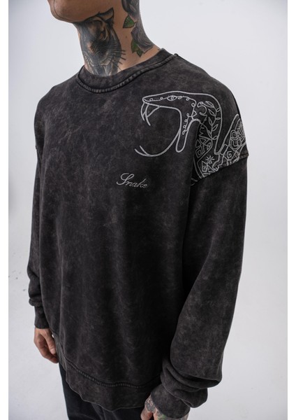 Erkek Snake Nakışlı Yıkamalı Bisiklet Yaka Oversize Sweatshirt Siyah indirimleri