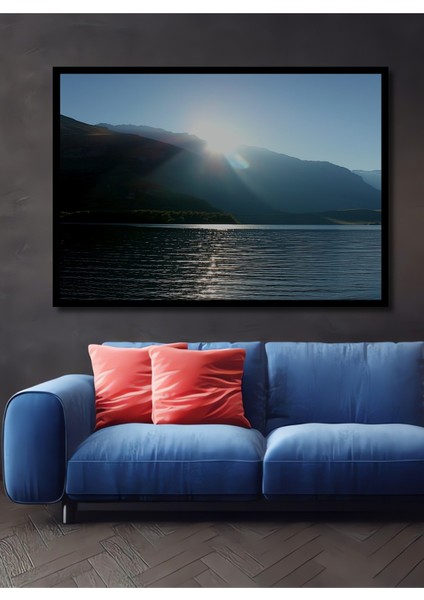 Çerçeve Görünümlü Güneşin Altın Işığında Dağlar ve Göl Manzarası Dekoratif Ahşap Ofis Kare Tablo