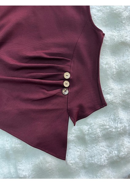 Asimetrik Düğme Detaylı Kolsuz Bluz