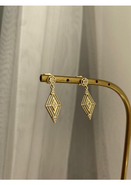 Xuping Minimal Baklava Dilimi Sallantılı Gold Küpe fırsatları