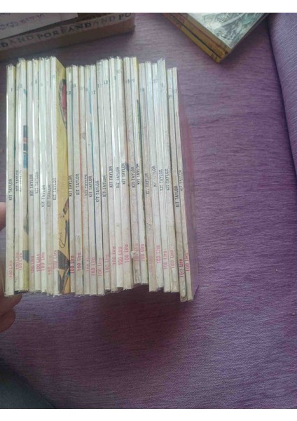 Kıt Taylor 100 Liralik Seriden 25 Adet Sıralı Yenı Kondisyonda 1 Den 23 E Sıralı ve 31-32 Nolu Cıltler Olmak Uzere 25 Adet Cılt