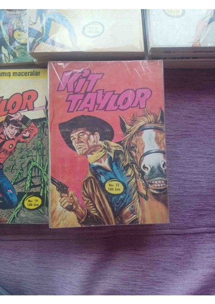 Kıt Taylor 100 Liralik Seriden 25 Adet Sıralı Yenı Kondisyonda 1 Den 23 E Sıralı ve 31-32 Nolu Cıltler Olmak Uzere 25 Adet Cılt indirimleri