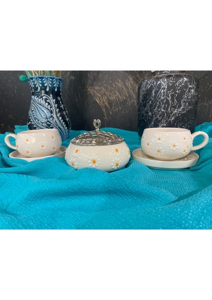 El Yapımı Papatya Desenli Seramik Çay & Kahve Seti – 2 Fincan, 2 Tabak ve Kapaklı Şekerlik – Cottagecore Tarzı El Boyaması Hediyelik Mutfak Seti - Sunum Seti - Keyif Seti - Doğum Günü Hediyesi