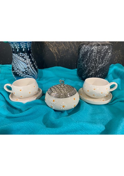 El Yapımı Papatya Desenli Seramik Çay & Kahve Seti – 2 Fincan, 2 Tabak ve Kapaklı Şekerlik – Cottagecore Tarzı El Boyaması Hediyelik Mutfak Seti - Sunum Seti - Keyif Seti - Doğum Günü Hediyesi modelleri