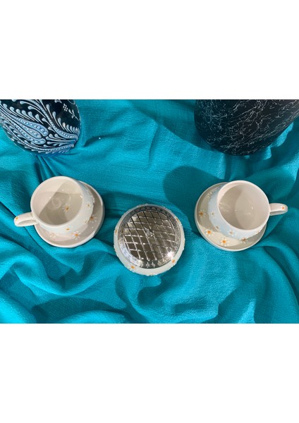 El Yapımı Papatya Desenli Seramik Çay & Kahve Seti – 2 Fincan, 2 Tabak ve Kapaklı Şekerlik – Cottagecore Tarzı El Boyaması Hediyelik Mutfak Seti - Sunum Seti - Keyif Seti - Doğum Günü Hediyesi