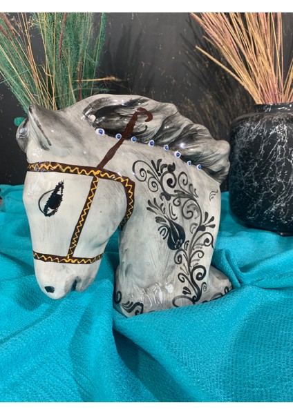 El Yapımı At Başı Seramik Dekoratif Obje – 23 cm Yükseklik, 25 cm Genişlik – Siyah Beyaz Özel Desenli Heykel - Hediyelik Biblo - Doğum Günü Hediyesi - Hayvan Sever Hediyelik Ürün modelleri