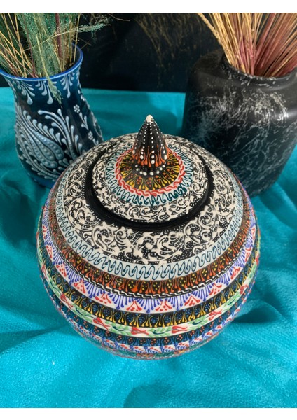 El Yapımı Renkli Çini Seramik Küre Kavanoz – Kapaklı Dekoratif Küp – 27 cm x 20 cm – Iznik Kütahya Tarzı El Boyaması Çiçek Motifli Seramik Obje – Ev Ofis Dekorasyonu ve Hediyelik fiyatları
