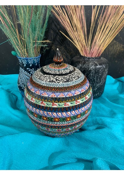 El Yapımı Renkli Çini Seramik Küre Kavanoz – Kapaklı Dekoratif Küp – 27 cm x 20 cm – Iznik Kütahya Tarzı El Boyaması Çiçek Motifli Seramik Obje – Ev Ofis Dekorasyonu ve Hediyelik modelleri