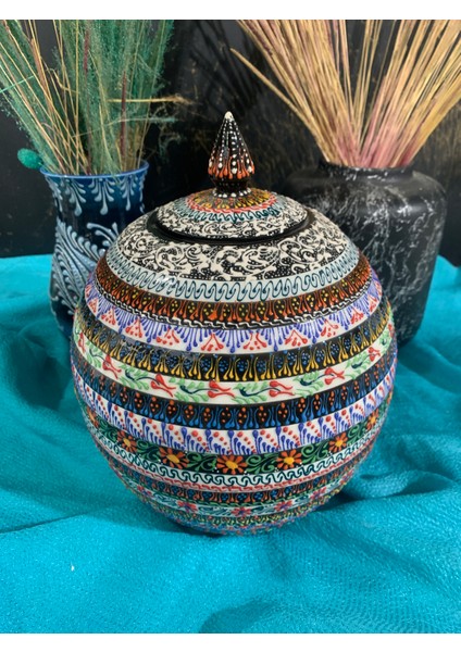 El Yapımı Renkli Çini Seramik Küre Kavanoz – Kapaklı Dekoratif Küp – 27 cm x 20 cm – Iznik Kütahya Tarzı El Boyaması Çiçek Motifli Seramik Obje – Ev Ofis Dekorasyonu ve Hediyelik fırsatları