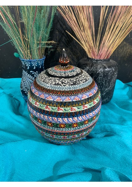 El Yapımı Renkli Çini Seramik Küre Kavanoz – Kapaklı Dekoratif Küp – 27 cm x 20 cm – Iznik Kütahya Tarzı El Boyaması Çiçek Motifli Seramik Obje – Ev Ofis Dekorasyonu ve Hediyelik indirimleri