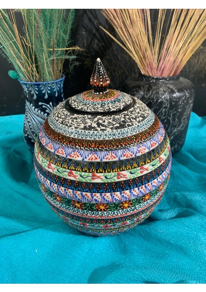 El Yapımı Renkli Çini Seramik Küre Kavanoz – Kapaklı Dekoratif Küp – 27 cm x 20 cm – Iznik Kütahya Tarzı El Boyaması Çiçek Motifli Seramik Obje – Ev Ofis Dekorasyonu ve Hediyelik