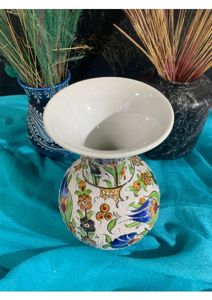 El Yapımı Iznik Çini Vazo – 30 cm Dekoratif Seramik Çiçek Motifli Lale ve Karanfil Desenli El Boyaması Büyük Klasik Osmanlı Tarzı Koleksiyonluk Dekoratif Sanat Objesi
