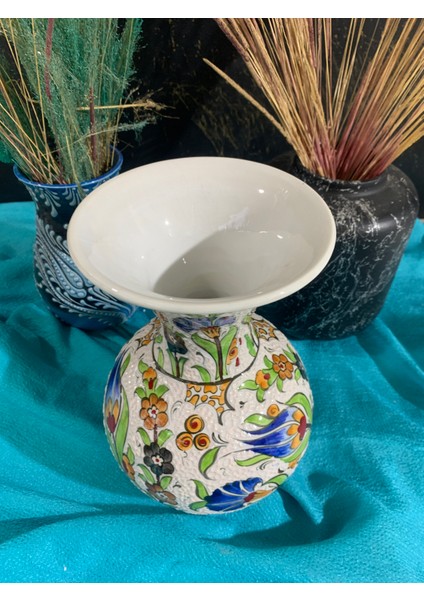 El Yapımı Iznik Çini Vazo – 30 cm Dekoratif Seramik Çiçek Motifli Lale ve Karanfil Desenli El Boyaması Büyük Klasik Osmanlı Tarzı Koleksiyonluk Dekoratif Sanat Objesi fırsatları