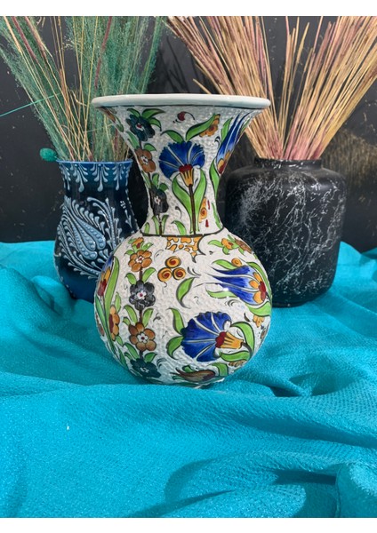 El Yapımı Iznik Çini Vazo – 30 cm Dekoratif Seramik Çiçek Motifli Lale ve Karanfil Desenli El Boyaması Büyük Klasik Osmanlı Tarzı Koleksiyonluk Dekoratif Sanat Objesi indirimleri