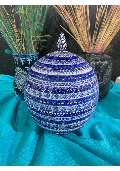 El Yapımı Mavi Beyaz Iznik Desenli Seramik Küre Kavanoz – Kapaklı Dekoratif Çini Kase, Osmanlı Sanatı Ev Dekoru, Hediyelik Kültürel Seramik Obje, Otantik El Işçiliği Kapaklı Küp