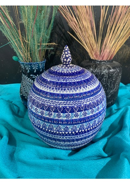 El Yapımı Mavi Beyaz Iznik Desenli Seramik Küre Kavanoz – Kapaklı Dekoratif Çini Kase, Osmanlı Sanatı Ev Dekoru, Hediyelik Kültürel Seramik Obje, Otantik El Işçiliği Kapaklı Küp modelleri