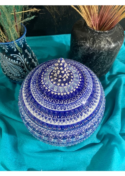 El Yapımı Mavi Beyaz Iznik Desenli Seramik Küre Kavanoz – Kapaklı Dekoratif Çini Kase, Osmanlı Sanatı Ev Dekoru, Hediyelik Kültürel Seramik Obje, Otantik El Işçiliği Kapaklı Küp