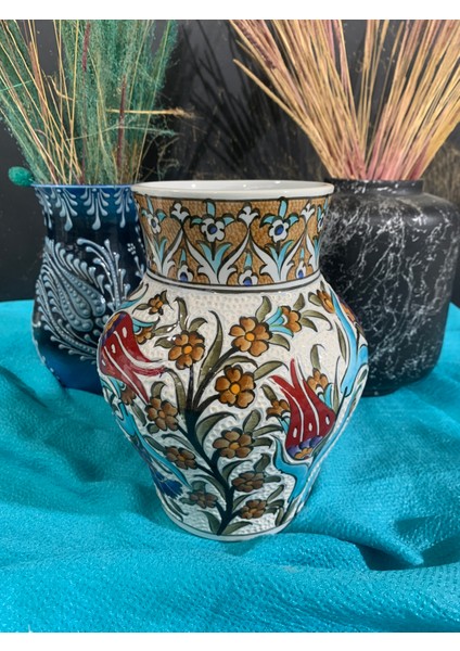 El Yapımı Osmanlı Iznik Desenli Seramik Vazo – Çiçek Motifli, Kahverengi ve Kırmızı Lale Süslemeli, Dekoratif Sanat Objeleri, Koleksiyonluk Seramik Ev Dekorasyonu Hediyelik Vazo, Hediyelik Dekoratif