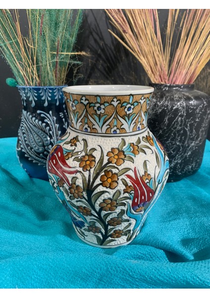 El Yapımı Osmanlı Iznik Desenli Seramik Vazo – Çiçek Motifli, Kahverengi ve Kırmızı Lale Süslemeli, Dekoratif Sanat Objeleri, Koleksiyonluk Seramik Ev Dekorasyonu Hediyelik Vazo, Hediyelik Dekoratif fırsatları