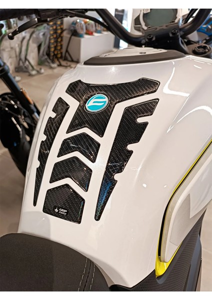 CF 450 NK 2024 ile Uyumlu Kaydırmaz 6D Karbon 21 Parça Tank Pad Seti GC18