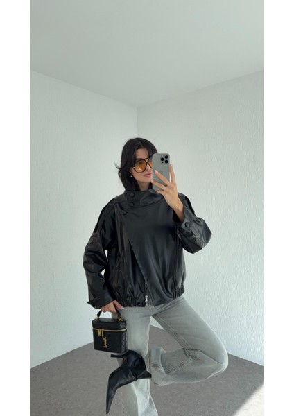 Boyun Detaylı Siyah Deri Ceket