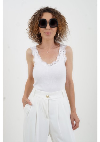Beyaz Dantelli Atlet