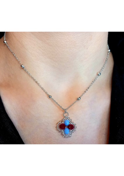 Trabzonspor Bordo Mavi Taraftar Kolye – Kristal Taşlı Yonca Kolye – Kadın Erkek Kullanıma Uygun Şık Takı – Taraftar Hediyelik Kolye – Şans Yoncası Figürlü Aksesuar - Modern Spor Şık modelleri