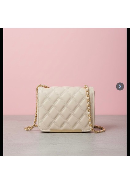 Beyaz Zincir Detaylı Çanta