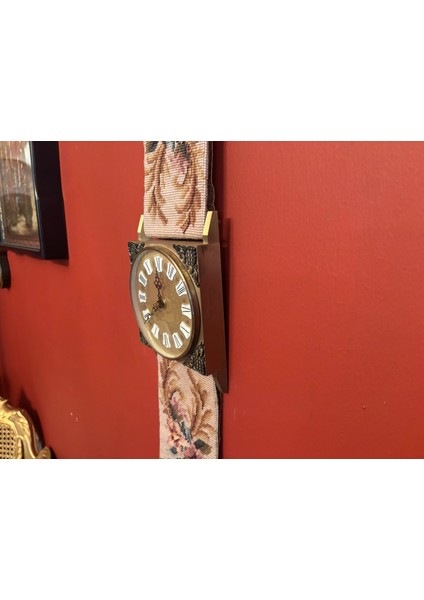 Saat Kısmı Pirinçten Goblenli Antika Avrupa Duvar Saati 105 cm 13 cm Ölçülerinde