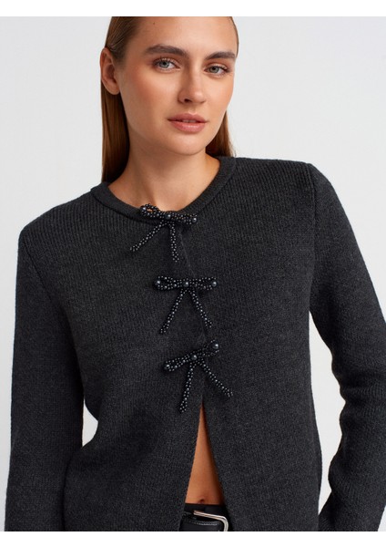 60983 Incili Fiyonk Aksesuarlı Triko Hırka-Antrasit modelleri