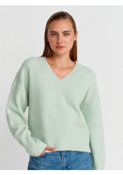 10645 V Yaka Yumuşak Dokulu Triko Kazak-Koyu Mint