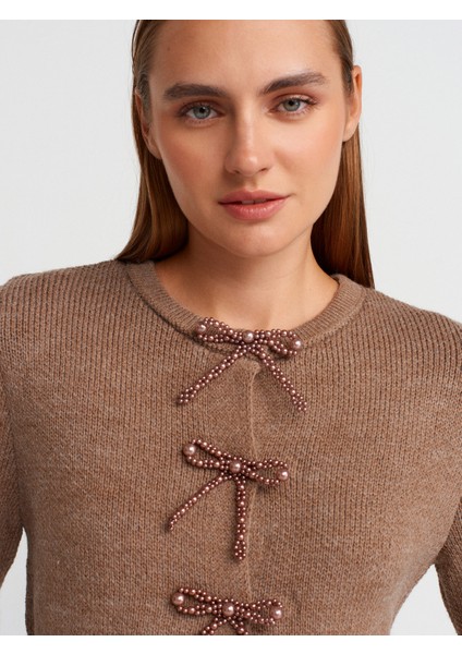 60983 Incili Fiyonk Aksesuarlı Triko Hırka-Vizon modelleri